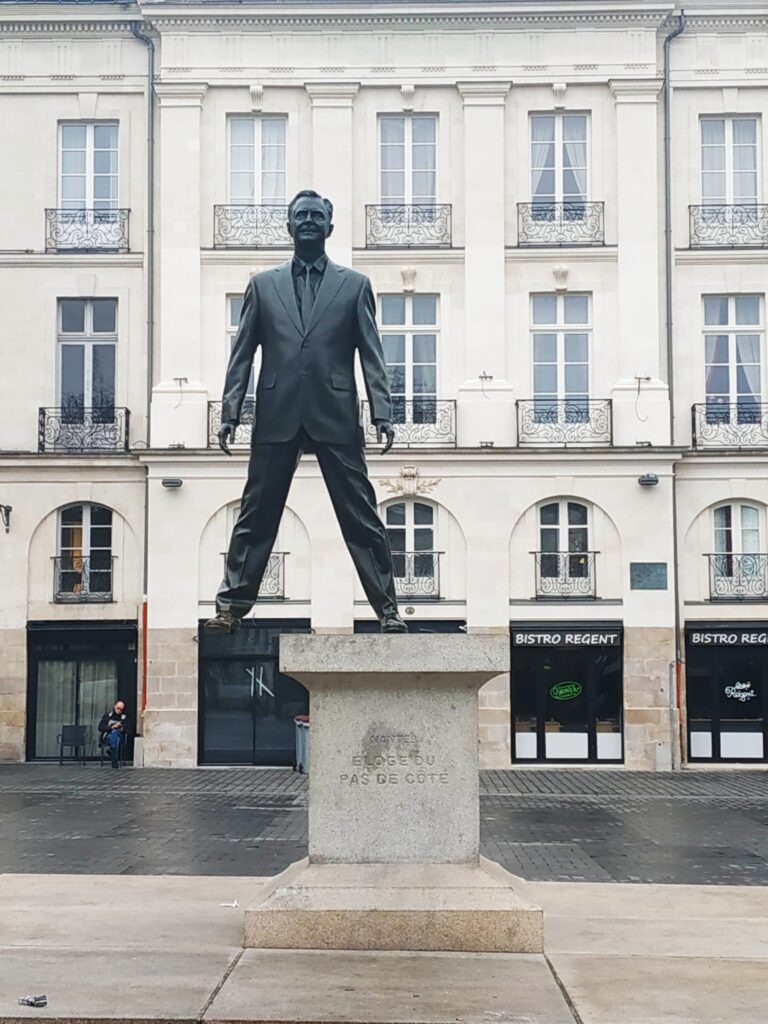 Nantes pas de côté think out of the box pensée latérale statue